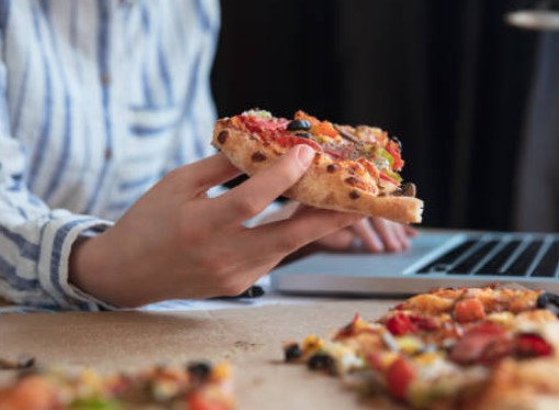 eating pizza at work desk