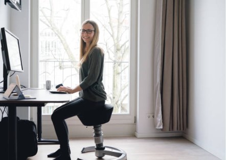 woman using a sit stand desk