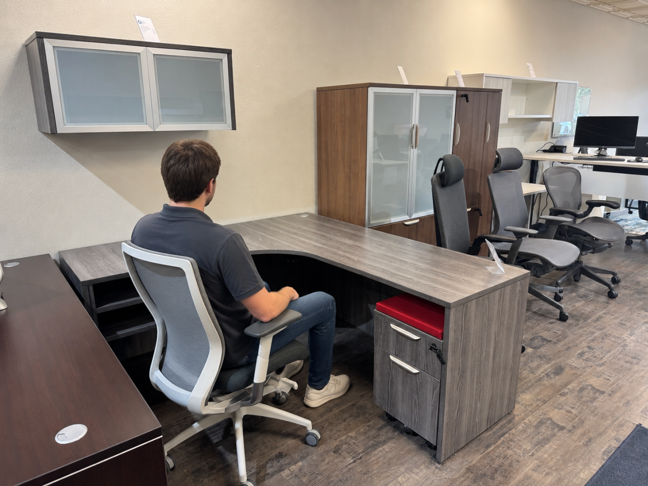 A man sitting in an office chair before buying it to ensure proper fit.